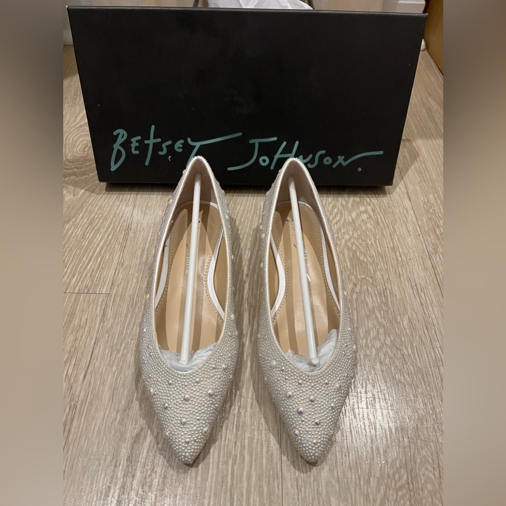NWOT Betsey Johnson flats. Bought for my wedding and never wore. Size 5